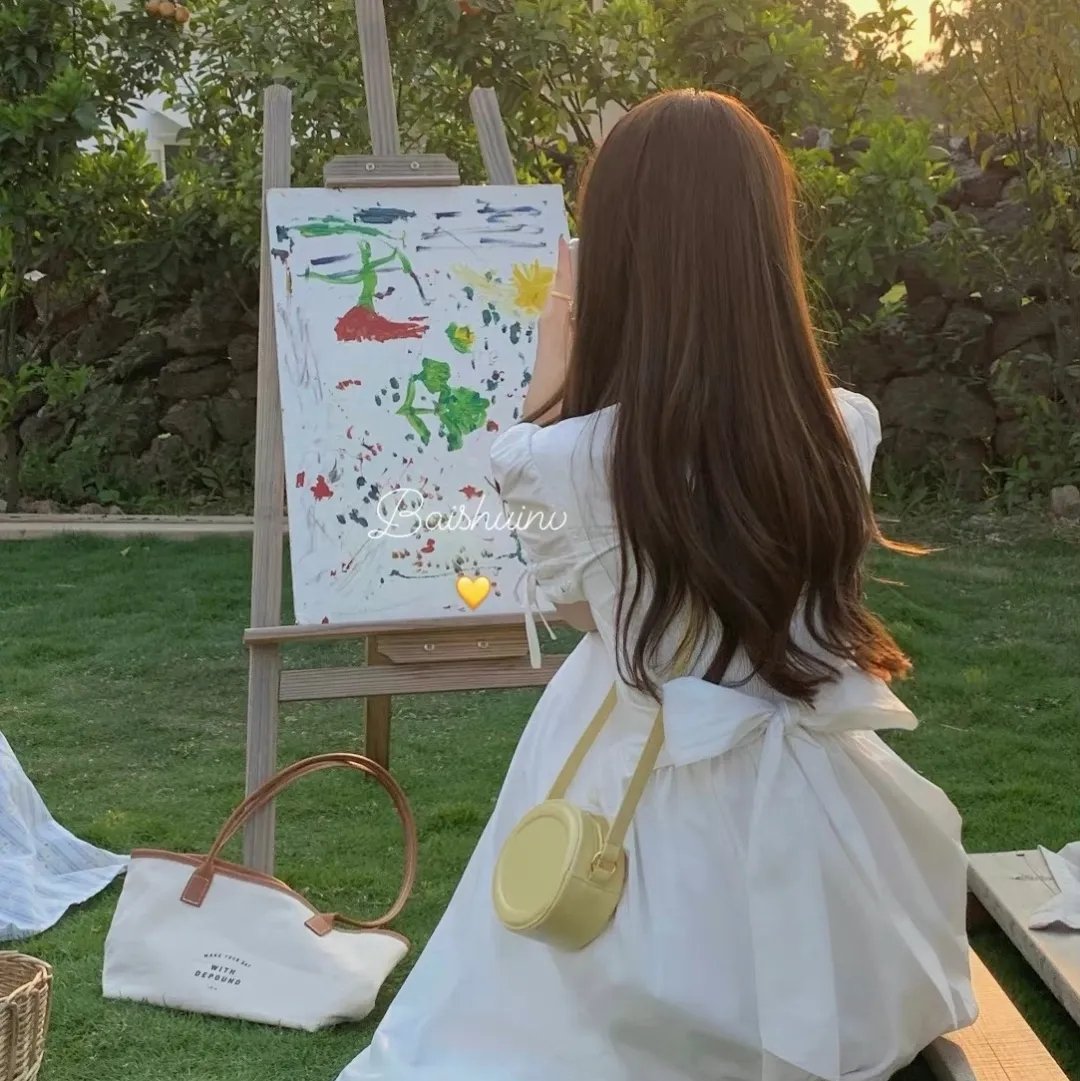 戴流苏耳环的少女